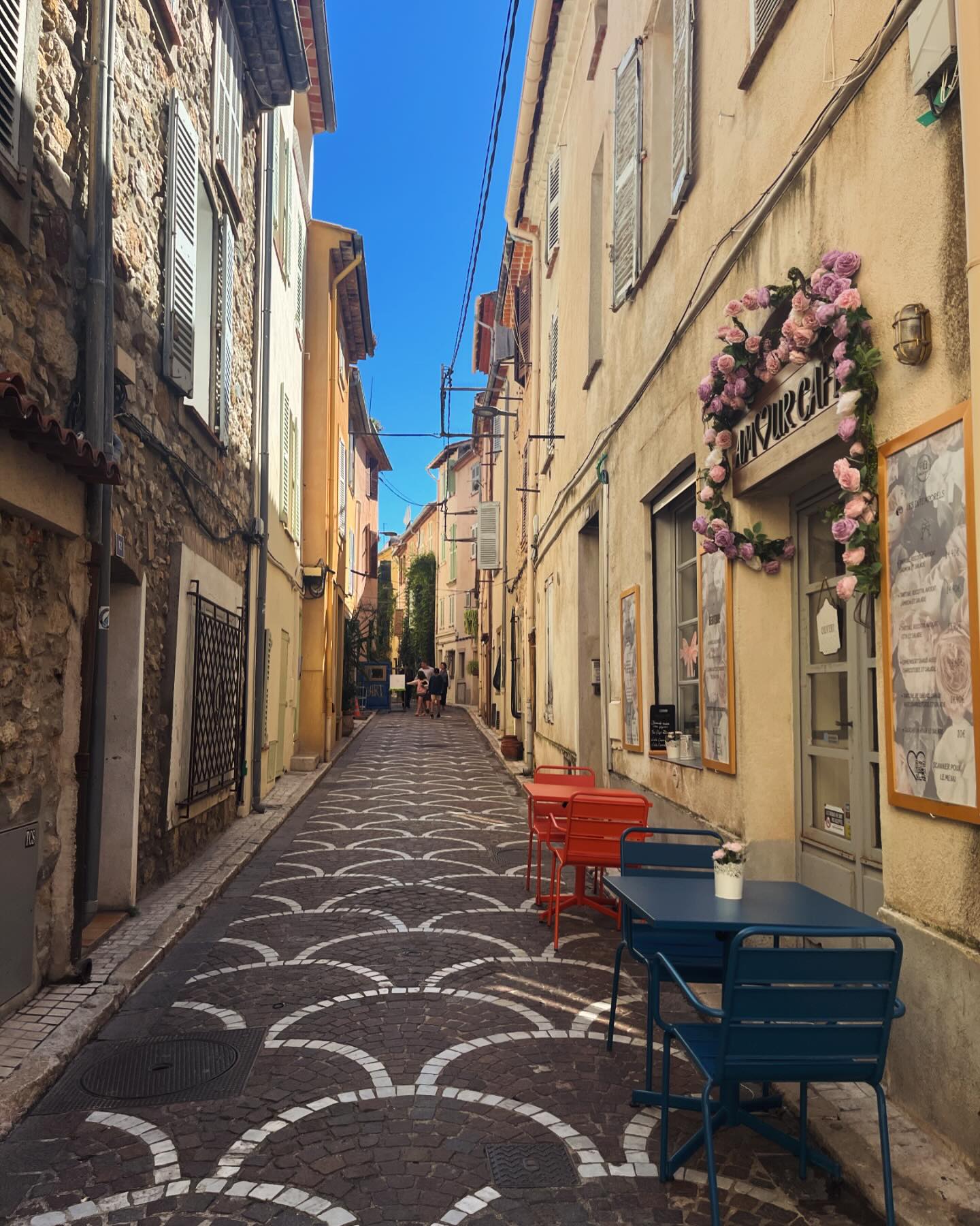 Intérieur chaleureux du AM♡UR CAFE à Marseille.